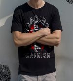 Siyah Warrior temalı tişört, sokak stili ve spor kombini için ideal, çapraz çapraz ve rahat kesim, yüksek kaliteli pamuk kumaş.