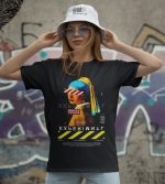 Yüksek kaliteli siyah tişört, çağdaş grafik ve mesaj ile trend ve gençler için uygun tasarım, sokak tarzı moda ve rahat kullanım için ideal.