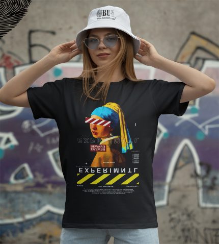 Yüksek kaliteli siyah tişört, çağdaş grafik ve mesaj ile trend ve gençler için uygun tasarım, sokak tarzı moda ve rahat kullanım için ideal.