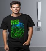 Canlı renklerle tasarlanmış, "KILLSWITCH ENGAGE" yazılı ve iskelet detaylı baskıya sahip siyah bisiklet yaka T-shirt. Metal müzik ve genç tarzını yansıtan özgün ünisex giyim ürünü.
