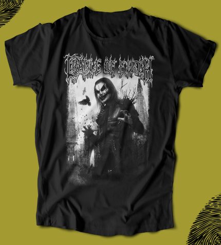 Agresif satanik korku temalı tişört, siyah renkli baskılı tasarım, korkunç yüz ve detaylar, metal müzik ve gothic tarz severler için uygun, retro ve karanlık görsellik.