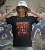 Dinamik metal tarzı "Trade of Flesh" yazılı tişört, gotik tasarımıyla yüksek kalite ve rahatlık sunar, gençlere ve metal müzik tutkunlarına uygun, şık ve özgün bir tercih.