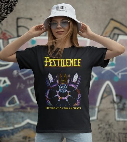 Kent detaylı vintage tarz testilence baskılı siyah tişört, antik semboller ve eski çağlara gönderme içeren tasarım, gençler ve çeşitli stil tutkunları için ideal, şık ve rahat giyim seçeneği.