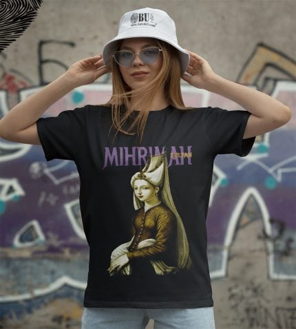 Renkli MIHRİMAH Sultan temalı tişört ile modern tarzınızı yansıtın, rahat kesim ve kaliteli kumaş, uygun fiyatlarla butshirt.com'da.
