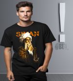 Şaheser tasarımlı siyah tişört, Osmanlı padişahı ve tarih detaylarıyla dikkat çeken moda ürünüdür. Bu eşsiz bağlam ve şıklık sunan ürün, modern ve tarihi ögeleri bir araya getirir.