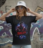 Köpük tasarımlı korku ve gerilim temalı siyah tişört, dramatik korku karakterleri ve "Thriller" yazısıyla, gençler ve korku hayranları için ideal moda seçeneği.