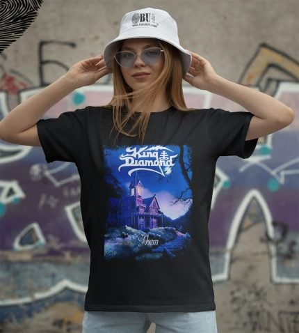 King Diamond Tişört, karanlık ve gizemli tasarım detaylarıyla, rock ve metal müzik tutkunlarının favorisi. Yüksek kaliteli baskı ve konforlu kumaşla tarzınızı yansıtın.