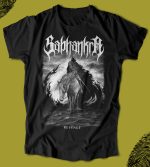 Güçlü black metal tişört tasarımı, at üzerinde savaşçı figür ve detaylı grafikler ile Revenge teması, kalın ve şık baskı, ekstrem müzik hayranları için mükemmel alternatif.