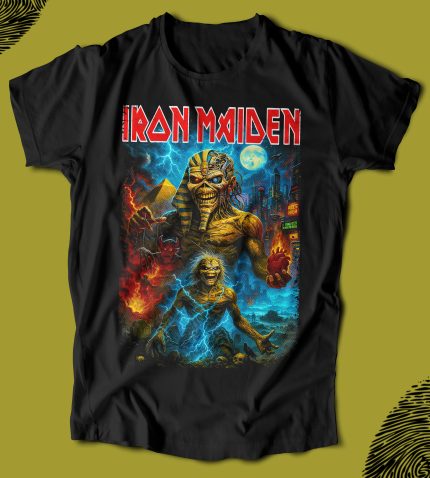 Renkli Iron Maiden tişört tasarımı, müzik ve heavy metal hayranları için ideal, karanlık ve etkileyici detailarla detaylandırılmış, konser ve günlük kullanım için uygun, yüksek kaliteli baskı ile öne çıkar.