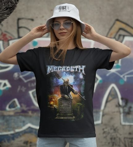 Butshirt, metalik yazılı ve zombie figürlü Megadeth tişört, genç kadın moda ve müzik severler için ideal, sokak stili giyim aksesuarı.