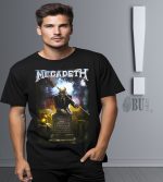 Megadeth temalı tişört, erkek modeli üzerinde, rock ve heavy metal tarzı tişört tasarımı, slogan ve grafiklerle, moda ve müzik severler için ideal, rahat ve şık giyim seçeneği.
