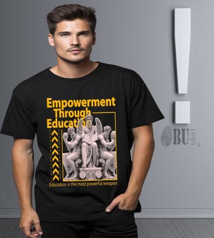 Eğitim ve güç simgeli, siyah tişört üzerinde "Empowerment Through Education" yazılı, genç erkek modeli ile şık ve anlamlı giyim tercihi, şık ve modern tasarım, kaliteli malzeme.